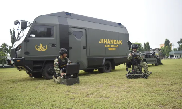 Tim Jihandak TNI AD Melakukan Penyisiran Pasca Ledakan Gudang Amunisi