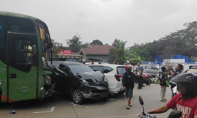 Tiga Kendaraan Ringsek Ditabrak Truk Muatan Batu di Jalan Transyogi Cibubur-Bogor