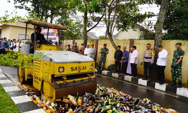 Polres Tasikmalaya Kota Musnahkan Barang Bukti Ribuan Botol Miras, Narkoba Serta Knalpot Brong