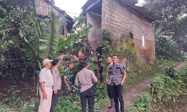 Polsek Ciawi Tangani Rumah Roboh Milik Odah di Desa Banjarwangi