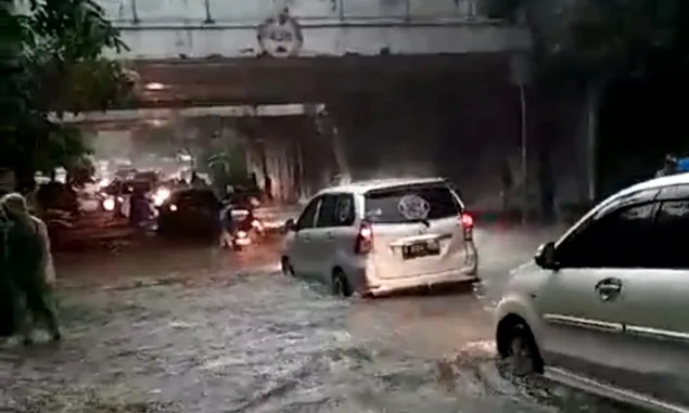 Kawasan Jakarta Timur Dikepung Air Akibat Curah Hujan Yang Tinggi
