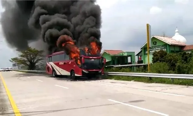 BREAKING NEWS! Sebuah Bus Terbakar di Exit Tol Adiwerna, Polisi Masih Usut Penyebabnya