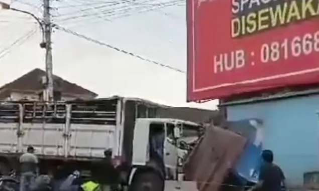 Breaking News ! Kecelakaan Maut Truk Rem Blong di Kretek Wonosobo Tabrak Penjual dan Minibus 