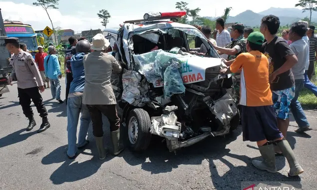 Ambulans Bawa Jenazah Terlibat Adu Banteng dengan Bus Angkutan Mudik di Temanggung, Sopir Terjepit