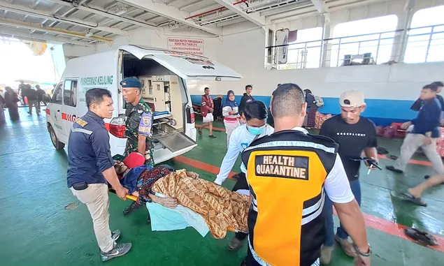 Sigap dan Tanggap, Babinpotdirga Lanud RSA Bantu Evakuasi Warga Natuna Sakit dari Kapal di Pelabuhan