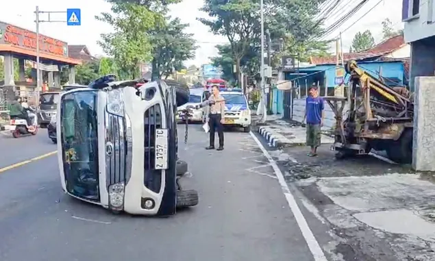 Akibat Supir Mengantuk, Mobil Daihatsu Luxio Terbalik di Jalan Raya Ciamis