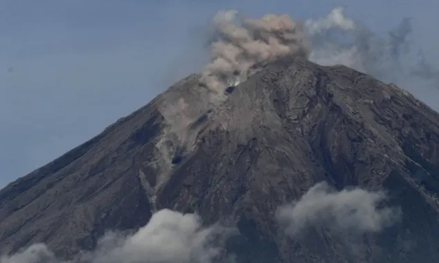 Gunung Semeru Kembali Erupsi Tadi Malam, Berlangsung Selama 118 Detik, Warga Diimbau Waspada Awan Panas