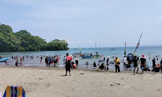 Libur Akhir Pekan di Objek Wisata Pantai Pangandaran, Cuaca Cerah Jumlah Pengunjung Cukup Banyak