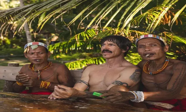 Mengulik hubungan vokalis Red Hot Chili Peppers dengan ritual tembakau, Indian dan Mentawai