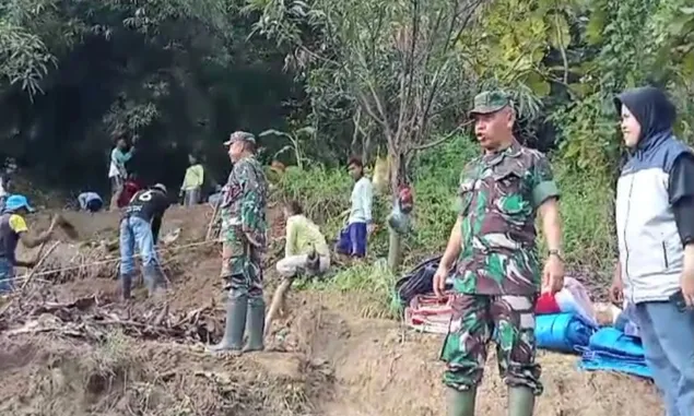 Retakan Tanah di Dusun Cirendang Kian Meluas, Warga Jembarwangi Sumedang Kembali Lakukan Penangan Bencana