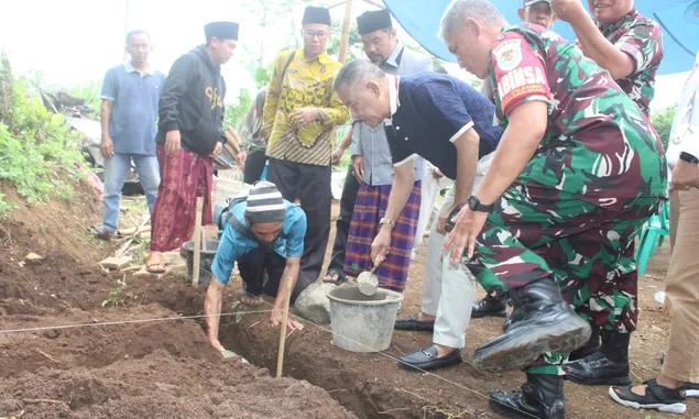 Bos Persib Bandung Umuh Muchtar Bantu Pembangunan Ponpes di Pamulihan Sumedang yang Dibakar 