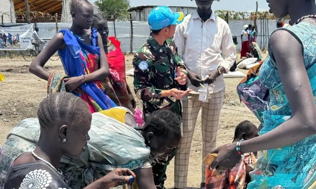 Milobs UNMISS dari Personel Kontingen Garuda TNI Distribusikan Bantuan Kemanusiaan Di Sudan Selatan