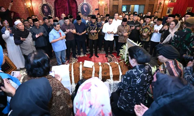 Presiden Jokowi Takziah ke Rumah Duka Almarhumah Mooryati Soedibyo
