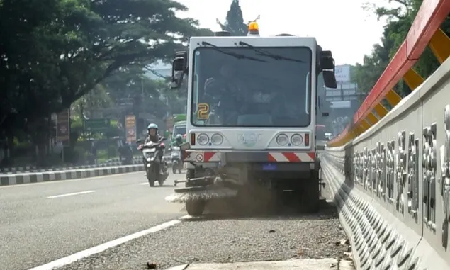 Dibalik Bersihnya Kota Bandung, Kisah Hardi Mulyawan dan Sweeper Truck