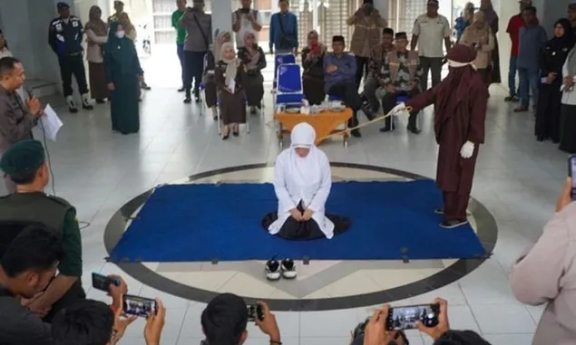 Bermesraan, Dua Pasangan Dihukum Cambuk 17 Kali di Banda Aceh 