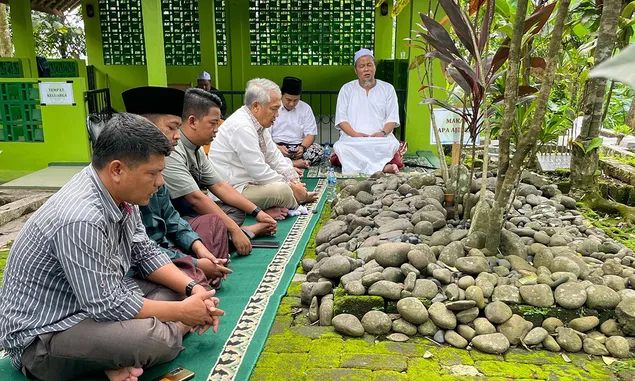 Bacalon Walikota Tasikmalaya, Viman Alfarizi Ramadan Ziarah ke Makam Pendiri Mayasari dan Ulama   