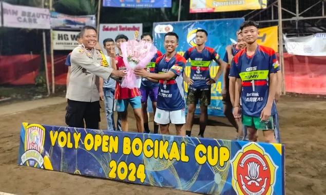 Kapolsek Cimerak Serahkan Hadiah pada Pemenang Voli Open Bocikal Cup 2024, Pertandingan Berlangsung Meriah 