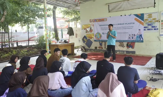 Peduli Lingkungan, Mahasiswa PPG Prajabatan Universitas Pamulang Gandeng Anak-Anak Sekitar RPTRA Karanganyar