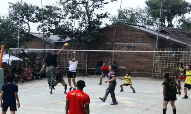 Senja Penuh Semangat, Personel Satgas TMMD Garut Berbola Volley Bersama Masyarakat
