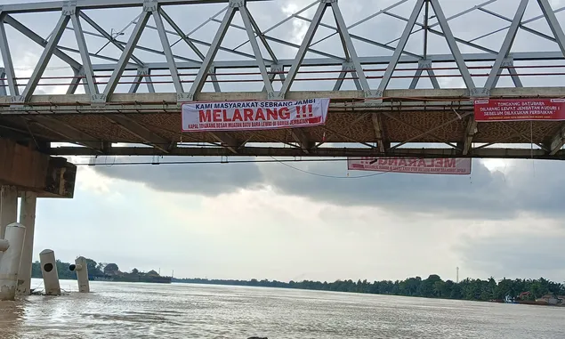 Masyarakat Jambi Aksi Hentikan Kapal Tongkang Batubara di Sungai Batanghari, Jembatan Aurduri Dipasang Spanduk