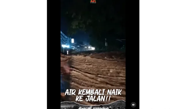 BREAKING NEWS: Lahar Dingin Kembali Banjiri Ruas Jalan Padang Panjang-Bukittinggi