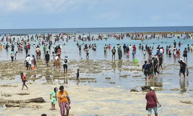 Suasana Festival Biak Munara Wampasi  di Pantai Kasumasa  Samau 2024