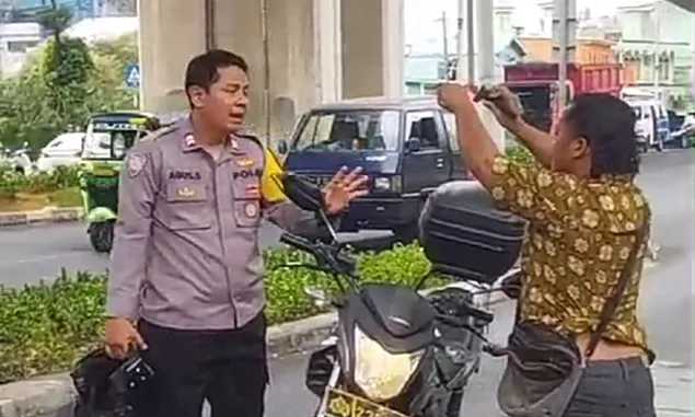 Berawal Truk Mogok, Ini Kronologi Pria Viral Acungkan Sajam ke Polisi di Jalanan Jakarta Berujung Ditangkap