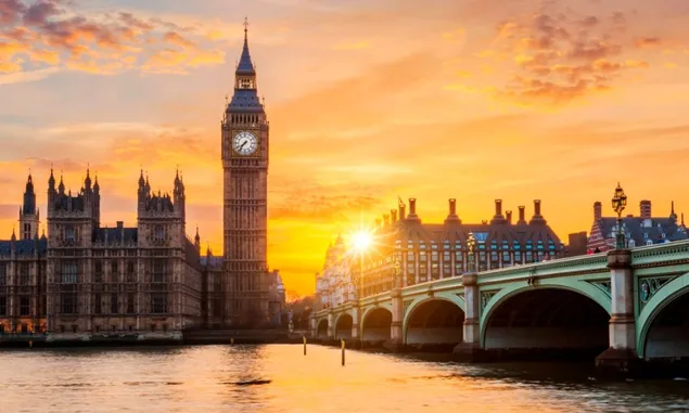 Pria Pengunjuk Rasa Bawa Bendera Palestina Memanjat Menara Big Ben London