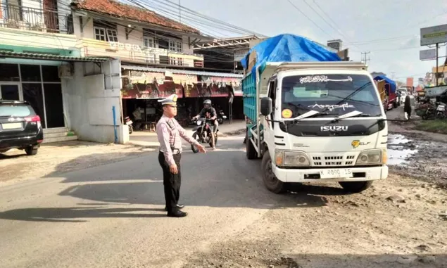 Jalan Rusak di Pamanukan Jadi Dilema, Truk Proyek Nekat Melintas 