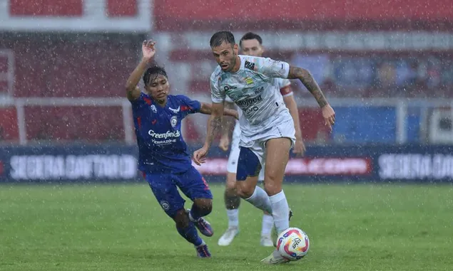 Persib Bandung Bungkam Arema FC Kokoh di Puncak Klasemen, Tyrone del Pino Top Skor Liga 1!