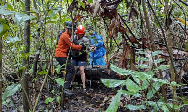 Pendaki Wanita Dievakuasi Tim SAR Saat Naik Gunung Klabat Usai Alami Hipotermia