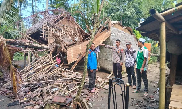 Rumah Warga Desa Mekarjaya Panimbang Rusak Parah Akibat Diterjang Angin Kencang