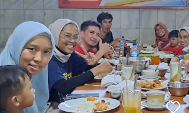 7 Tempat Kuliner Ayam Goreng Terkenal Enak di Bandung dengan Cita Rasa Gurih dan Tekstur Daging Empuk