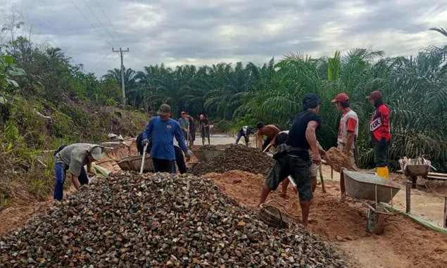 Gotong Royong Satgas TMMD Reg Ke-125 dan Warga Berbuah Manis, Progres Rabat Beton Di Jalan Gambir 