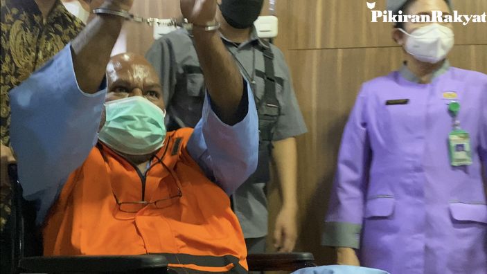 Tangan diborgol, Gubernur Papua Lukas Enembe ditahan KPK. /Pikiran Rakyat/Amir Faisol
