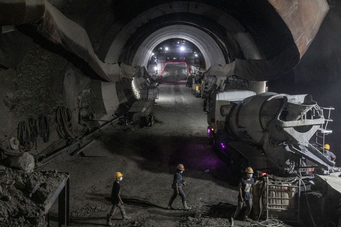 Pengerjaan proyek Kereta Cepat Jakarta-Bandung di Jatiluhur, Purwakarta, Jawa Barat, Selasa 21 Juni 2022.