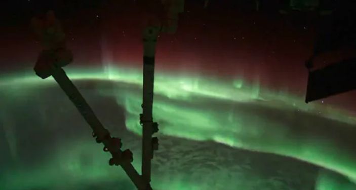 Astronot Menangkap Cahaya Aurora yang Berkilauan dari Luar Angkasa Setelah Badai Matahari Menerjang Bumi
