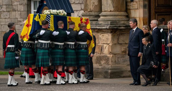 Peti Mati Ratu Elizabeth Tiba di Edinburgh Saat Pelayat Berbaris di Jalan