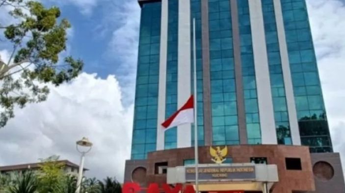 Kenang Tragedi G30S PKI, Bendera Merah Putih Setengah Tiang Dikibarkan di KJRI Kuching Serawak Malaysia