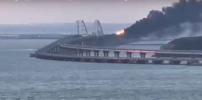 Jembatan Kerch yang Meledak di Crimea Merupakan Akses Utama Militer Rusia Invasi Ukraina