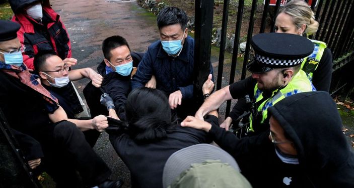 Demonstran Pro-Demokrasi Hong Kong Dipukuli di Depan Konsulat China, Jubir Inggris: Sangat Memprihatinkan