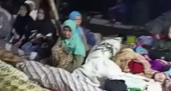 Pengungsi Gempa Cianjur Tidur dengan Mayat Akibat Terisolir, Brimob Tembus Lokasi dengan Jalan Kaki