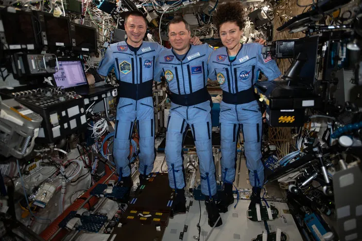 200 Hari Lebih di Luar Angkasa, 3 Astronot ISS Tiba di Bumi di Tengah ...