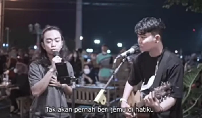 LAGU VIRAL. Ini Lirik Lagu Buih Jadi Permadani Versi Indonesia Lengkap ...