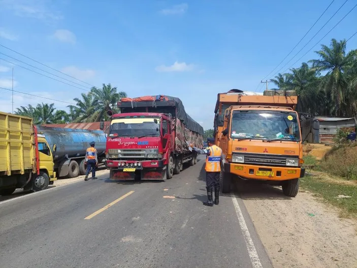 Selama Libur Natal Dan Tahun Baru Truk Dan Angkutan Barang Dilarang Melintas Catat Jadwalnya