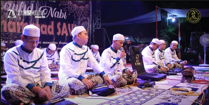 Lirik Sholawat Qomarun Lengkap Latin Dan Terjemahannya - Jurnal Ngawi