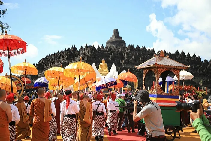 Rayakan Waisak Ribuan Umat Buddha Jalan Kaki Ke Candi Borobudur