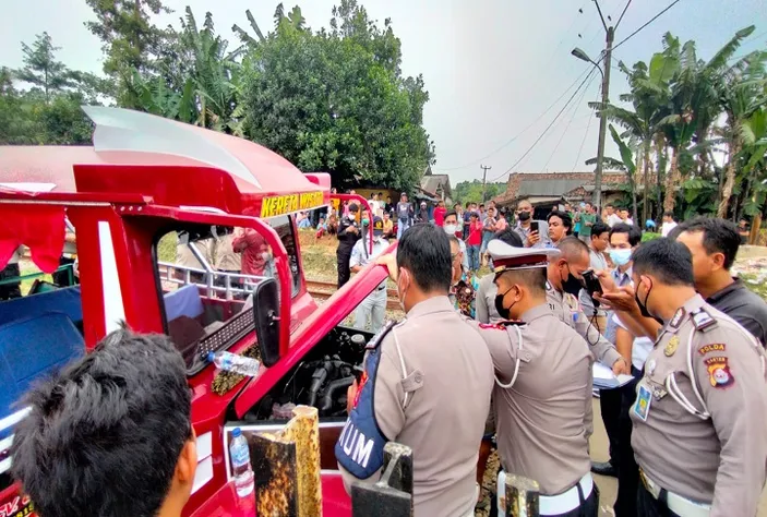 Odong-odong Penuh Penumpang Tertabrak Kereta Di Serang, 9 Orang Tewas