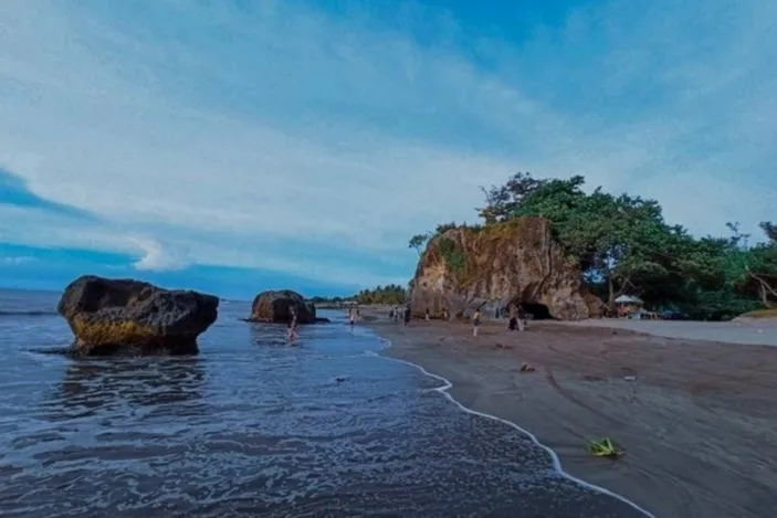 Pantai Batu Saung Anyer, Ada View Keren Di Atas Batu Unik Symbol Iconic ...