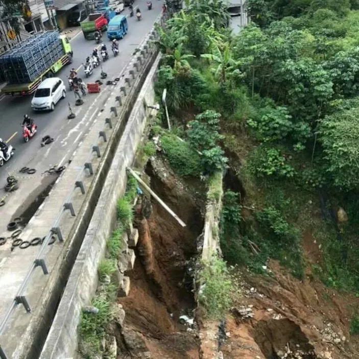 Kondisi Jembatan Cikereteg Jalur Sukabumi Bogor Mengkhawatirkan Retak